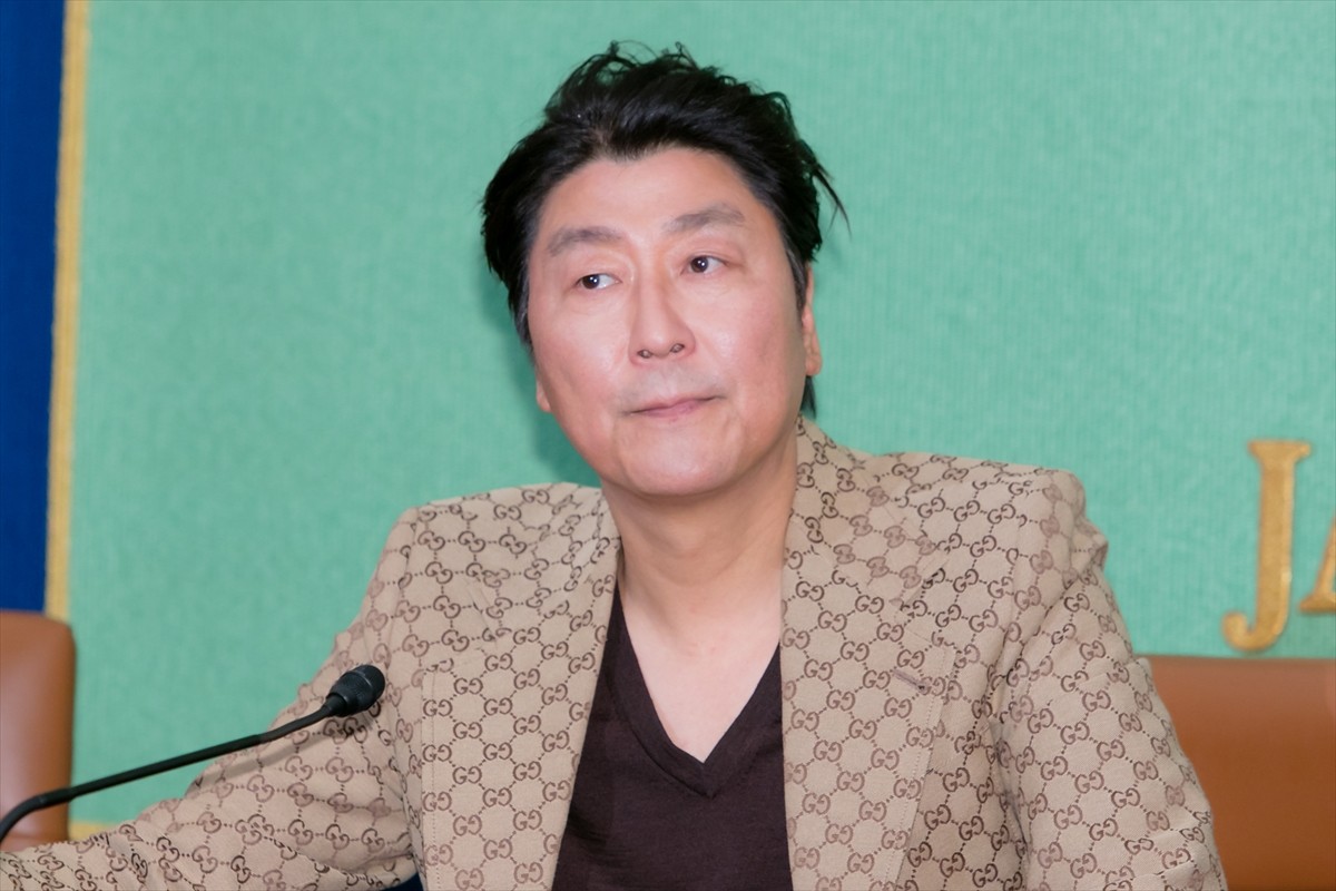 『パラサイト』ポン・ジュノ監督、報道陣を前に「告白しなければならない状況ですね（笑）」