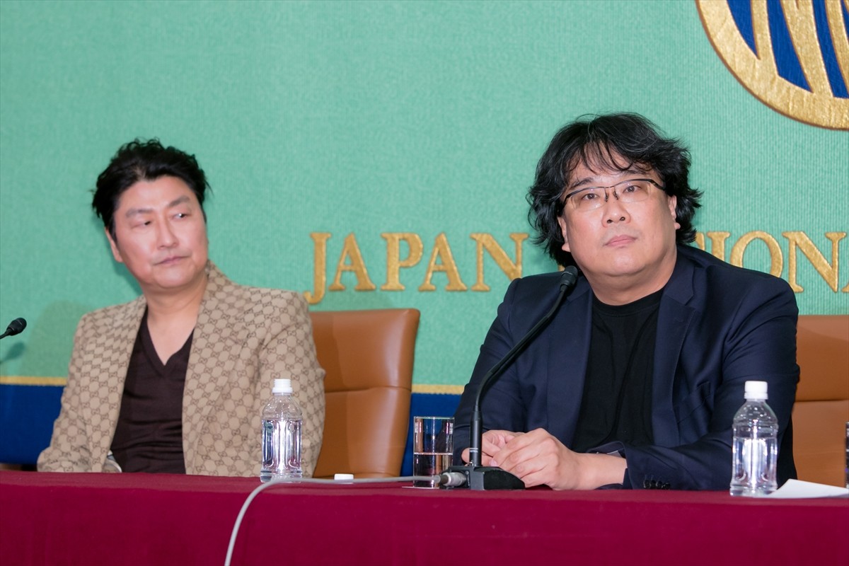 『パラサイト』ポン・ジュノ監督、報道陣を前に「告白しなければならない状況ですね（笑）」