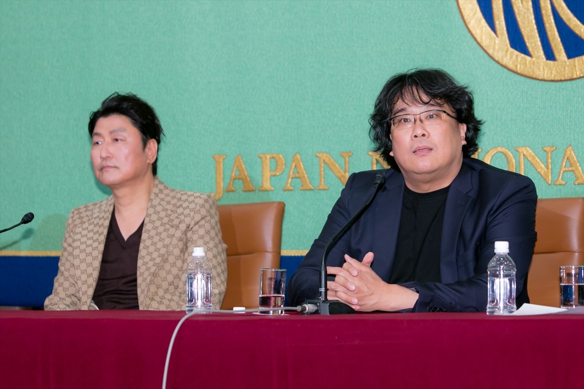『パラサイト』ポン・ジュノ監督、報道陣を前に「告白しなければならない状況ですね（笑）」
