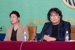 『パラサイト 半地下の家族』記者会見に登場した（左から）ソン・ガンホ、ポン・ジュノ