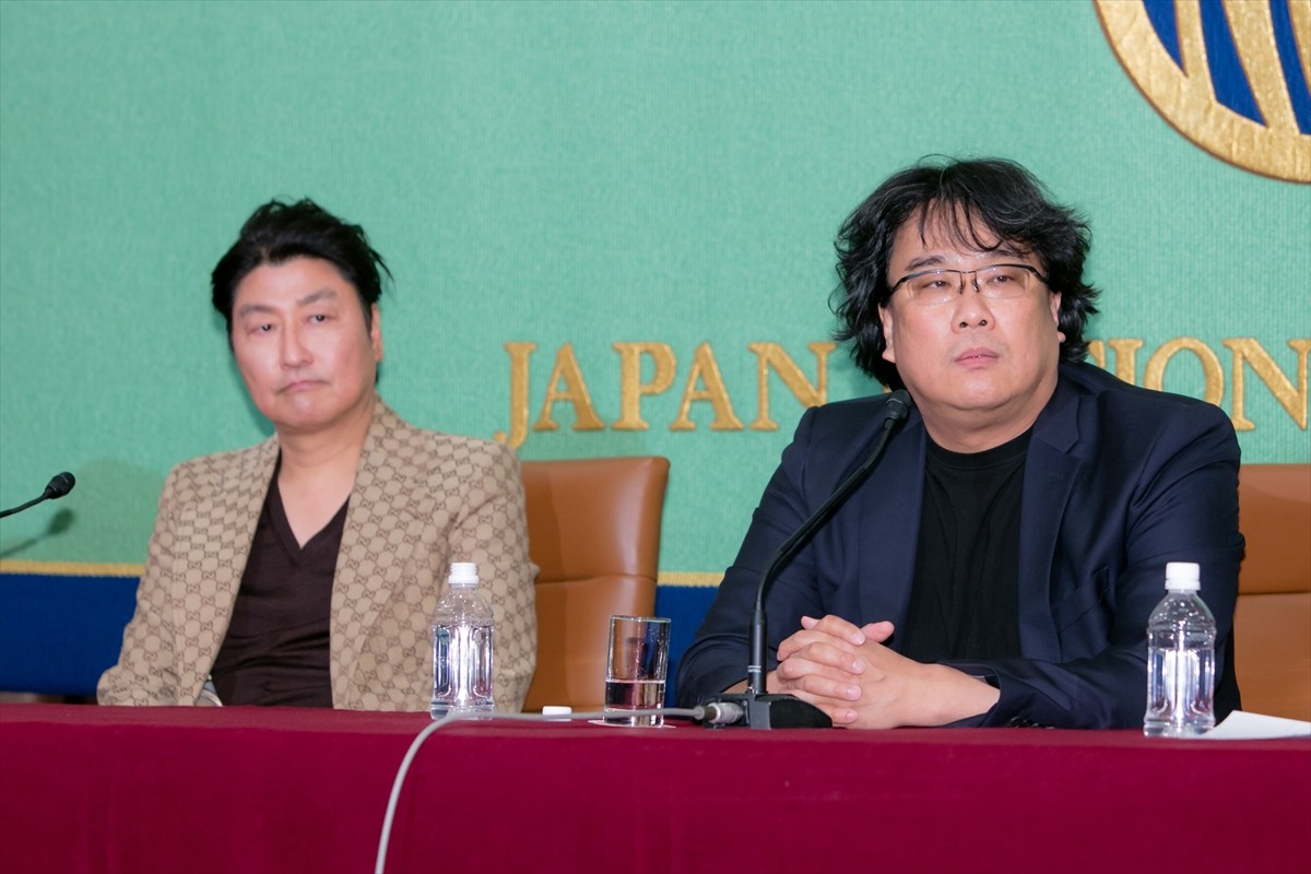 『パラサイト』ポン・ジュノ監督、報道陣を前に「告白しなければならない状況ですね（笑）」