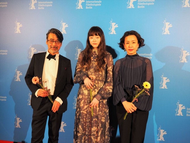 第70回ベルリン国際映画祭に出席した映画『風の電話』の（左から）諏訪敦彦監督、モトーラ世理奈、渡辺真起子