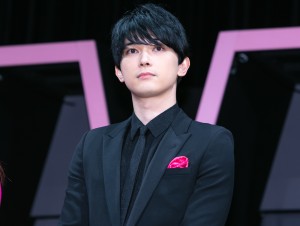 吉沢亮、映画『一度死んでみた』完成披露“ミサ”に登場