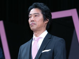 堤真一、映画『一度死んでみた』完成披露“ミサ”に登場