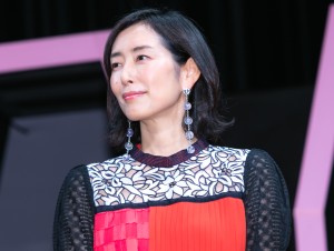 木村多江、映画『一度死んでみた』完成披露“ミサ”に登場