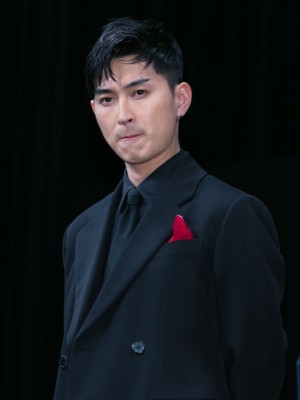 松田翔太、映画『一度死んでみた』完成披露“ミサ”に登場
