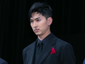 松田翔太、映画『一度死んでみた』完成披露“ミサ”に登場