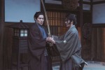 映画『燃えよ剣』場面写真（左から）近藤勇役の鈴木亮平と芹沢鴨役の伊藤英明