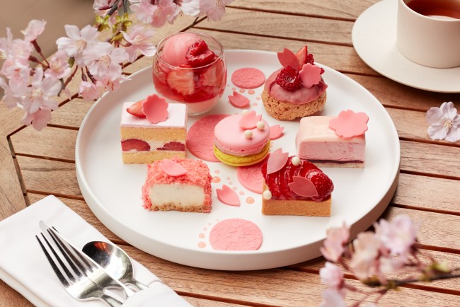 桜×イチゴの美しいケーキセットが銀座に！　ピンクづくしの7種のスイーツ並ぶ