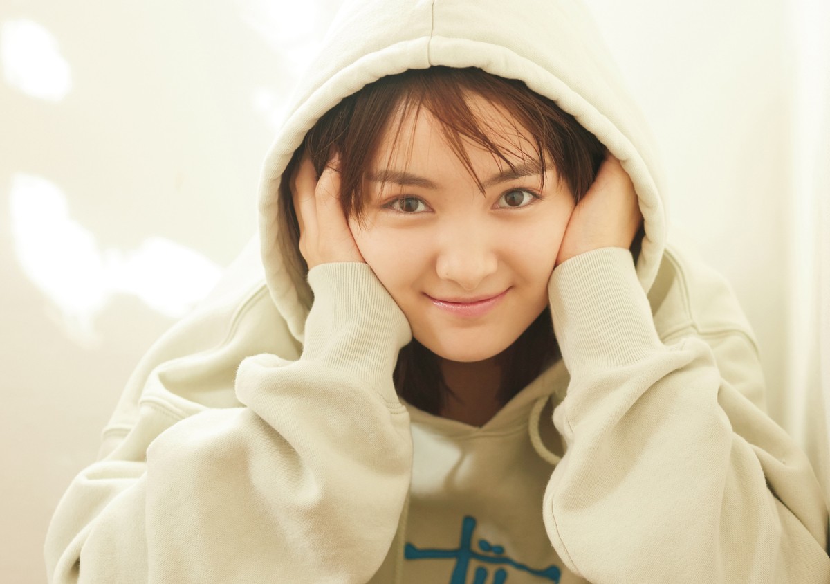 葵わかな、モード＆カジュアルに大人の表情！新カレンダー先行カット公開