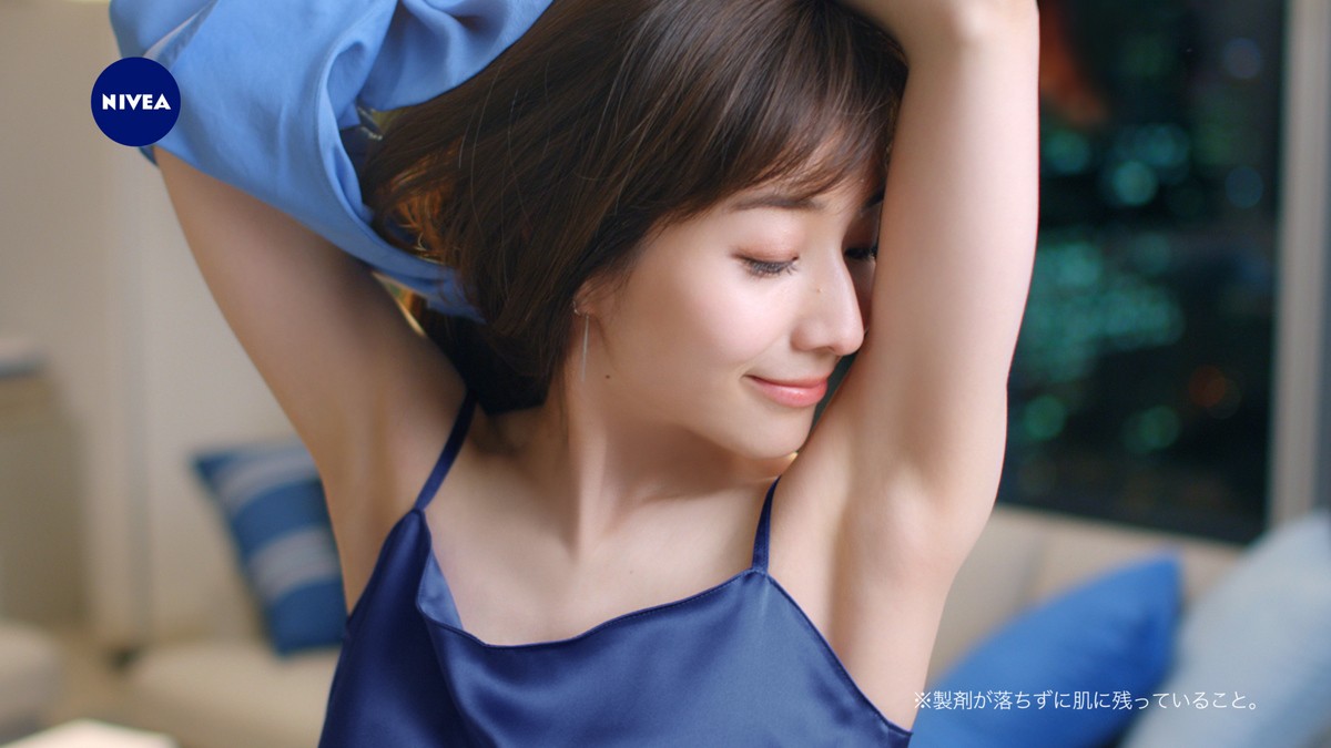 田中みな実、セクシーに“美脇”披露　あざとかわいさも全開
