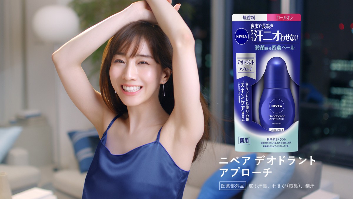 田中みな実、セクシーに“美脇”披露　あざとかわいさも全開