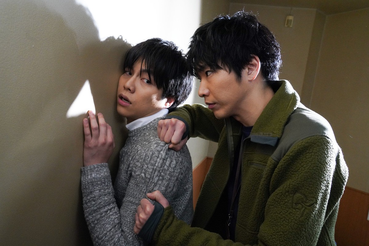 水曜ドラマ『知らなくていいコト』第8話で、野中(重岡大毅/ジャニーズWEST)に鉄拳制裁を与える尾高(柄本佑)