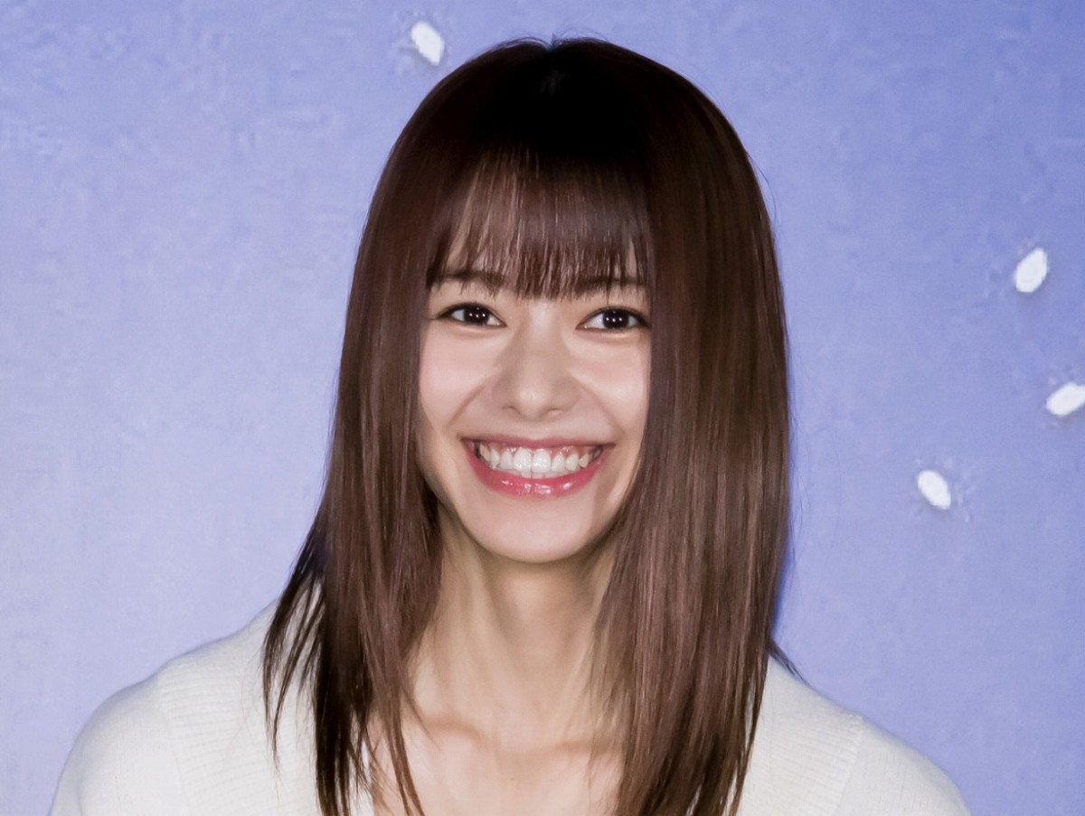 山本舞香、ノースリーブ＆へそ出しコーデ 「スタイル良すぎ」と反響