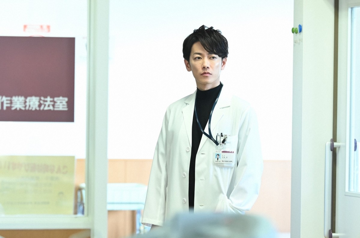 『恋はつづくよどこまでも』佐藤健のバックハグに反響殺到「天堂先生最高」「キュンキュン」