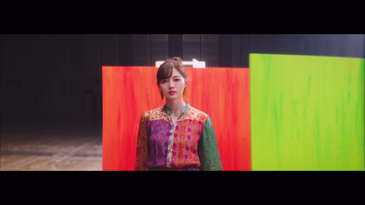 乃木坂46、白石麻衣に駆け寄り涙…25thシングル「しあわせの保護色」MV公開