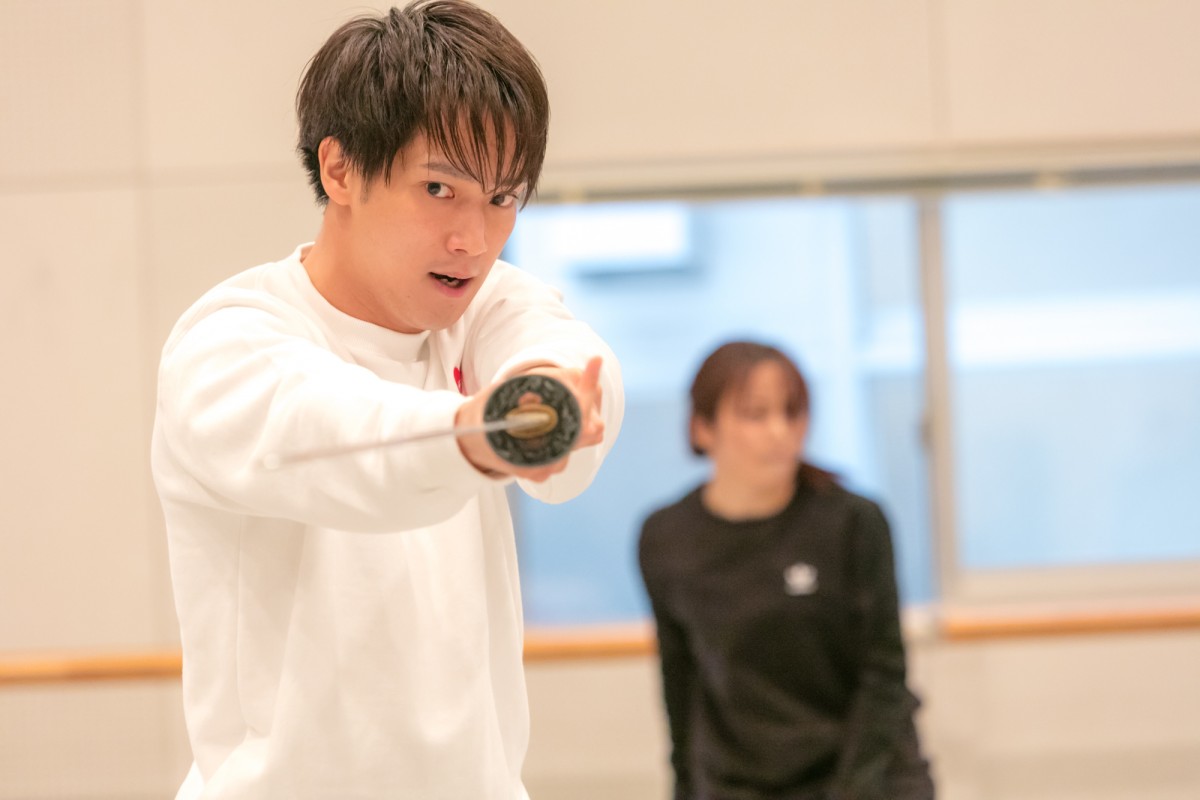 今泉佑唯、鋭い視線で激しい殺陣シーンを披露 『あずみ～戦国編～』稽古公開