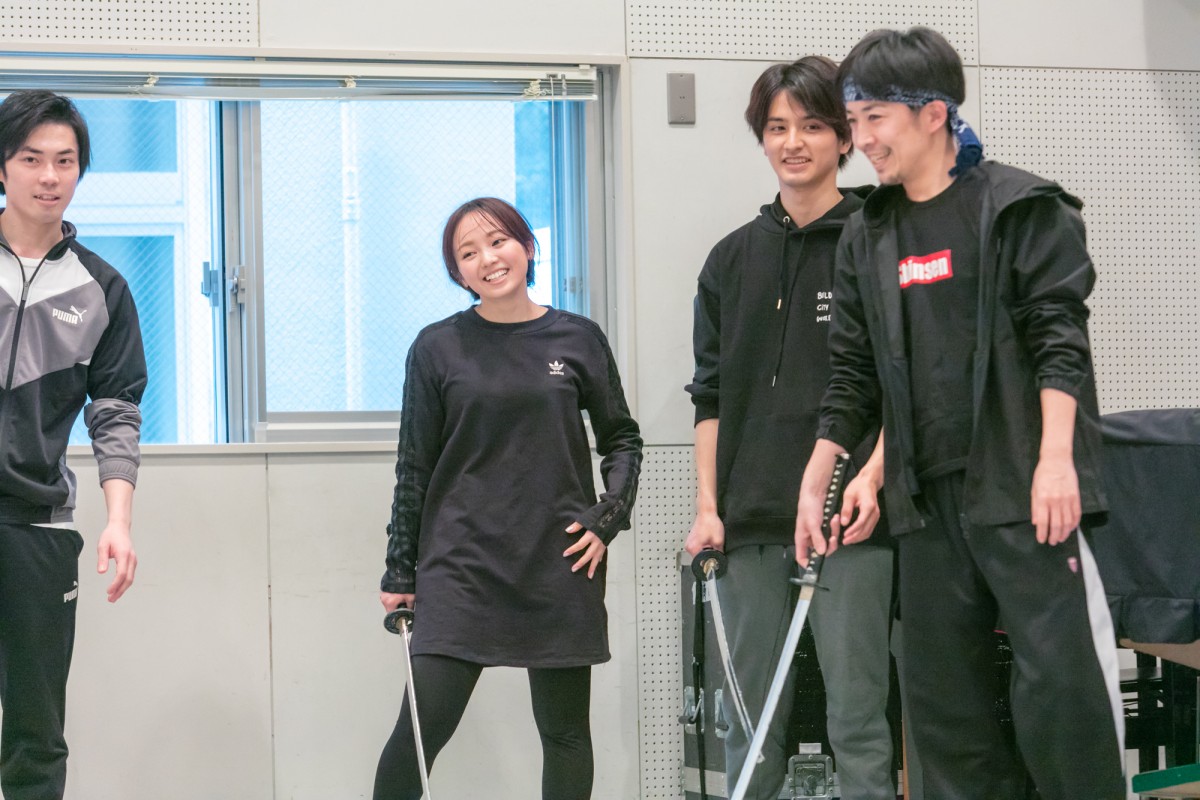 今泉佑唯、鋭い視線で激しい殺陣シーンを披露 『あずみ～戦国編～』稽古公開