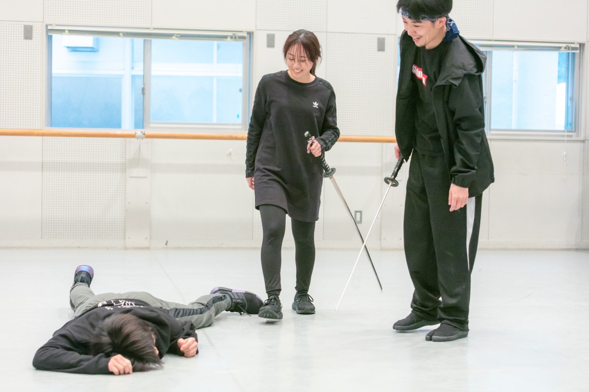 今泉佑唯、鋭い視線で激しい殺陣シーンを披露 『あずみ～戦国編～』稽古公開