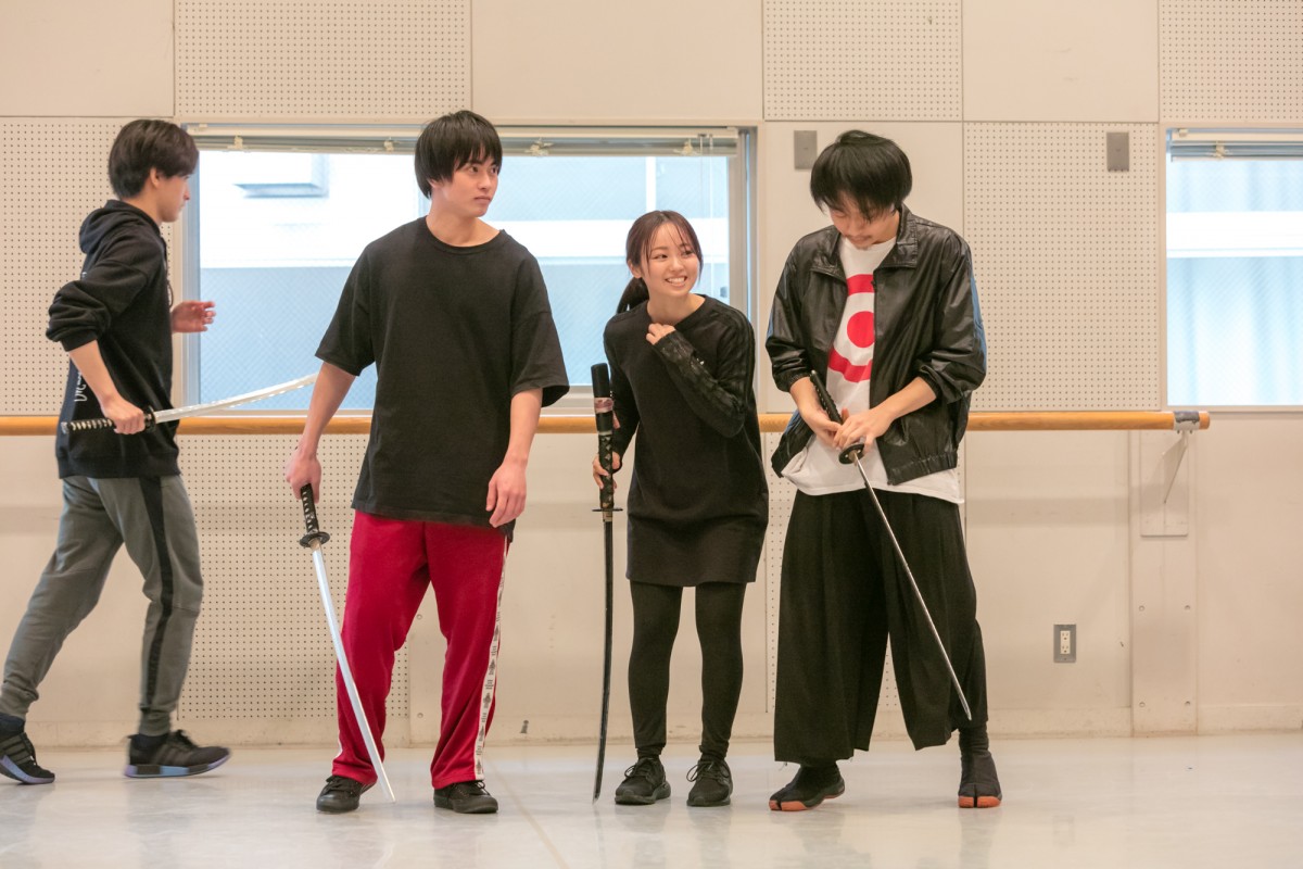 今泉佑唯、鋭い視線で激しい殺陣シーンを披露 『あずみ～戦国編～』稽古公開