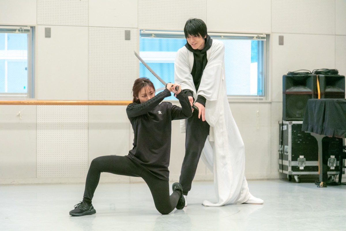 今泉佑唯、鋭い視線で激しい殺陣シーンを披露 『あずみ～戦国編～』稽古公開
