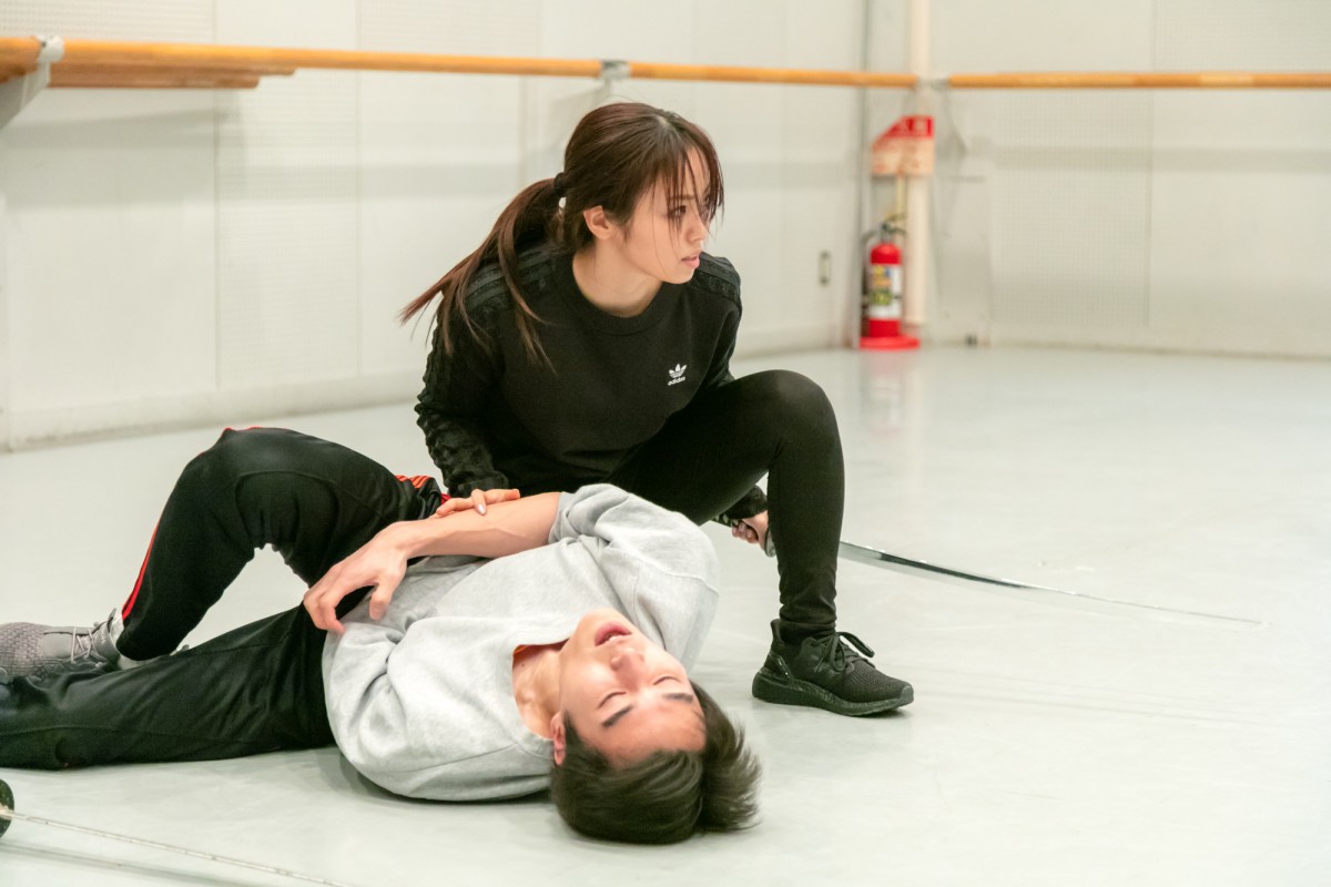 今泉佑唯、鋭い視線で激しい殺陣シーンを披露 『あずみ～戦国編～』稽古公開