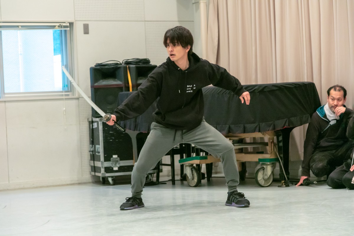 今泉佑唯、鋭い視線で激しい殺陣シーンを披露 『あずみ～戦国編～』稽古公開