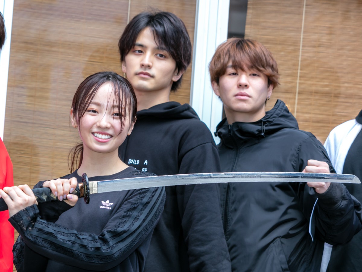 今泉佑唯、鋭い視線で激しい殺陣シーンを披露 『あずみ～戦国編～』稽古公開
