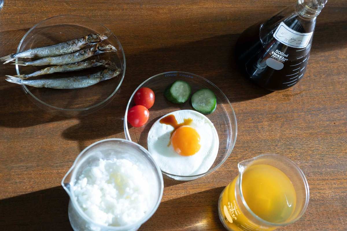 広瀬すず、食器は実験器具でバイト先は地獄!?『一度死んでみた』ロックな日常写真解禁