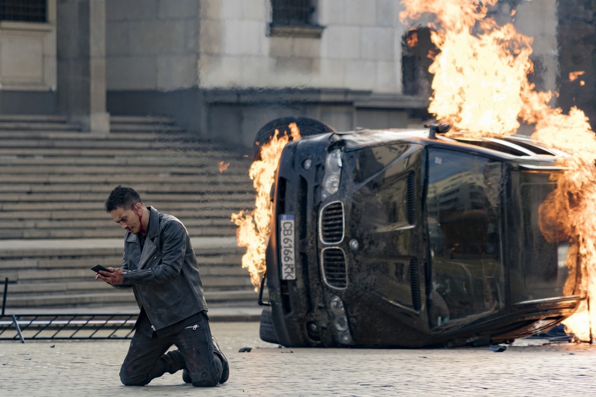 藤原竜也×竹内涼真『太陽は動かない』 列車バトルにヘリの操縦、麗しのスーツ姿も！ 新カット