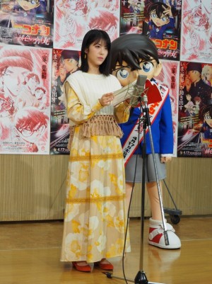 『名探偵コナン 緋色の弾丸』公開アフレコイベントに登場した浜辺美波
