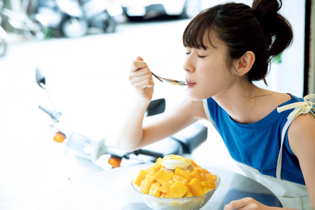 白石聖、“初海外”で魅せた透き通るような透明感！ 最新カレンダーカット公開