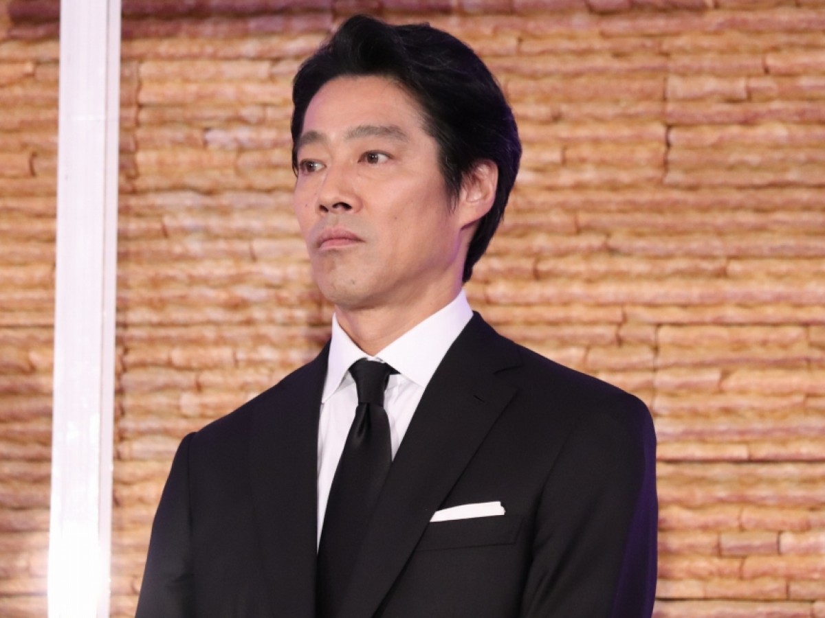 広瀬すず＆吉沢亮、チャペルで牧師の言葉に感銘　キャンドルを手に登場