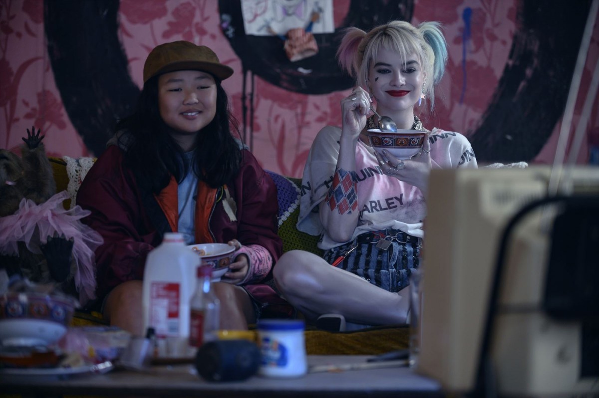 映画『ハーレイ・クインの華麗なる覚醒　BIRDS OF PREY』少女カサンドラと行動を共にするハーレイ