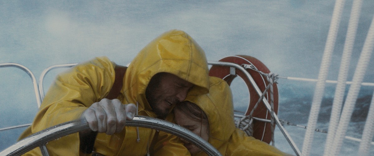 ハリケーンでヨットが大破！ 壮絶サバイバルを映画化『アドリフト 41日間の漂流』予告