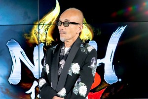 『仁王２』完成発表会に登場した竹中直人