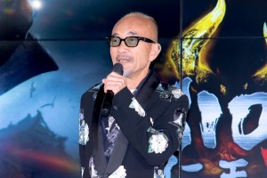 『仁王２』完成発表会に登場した竹中直人