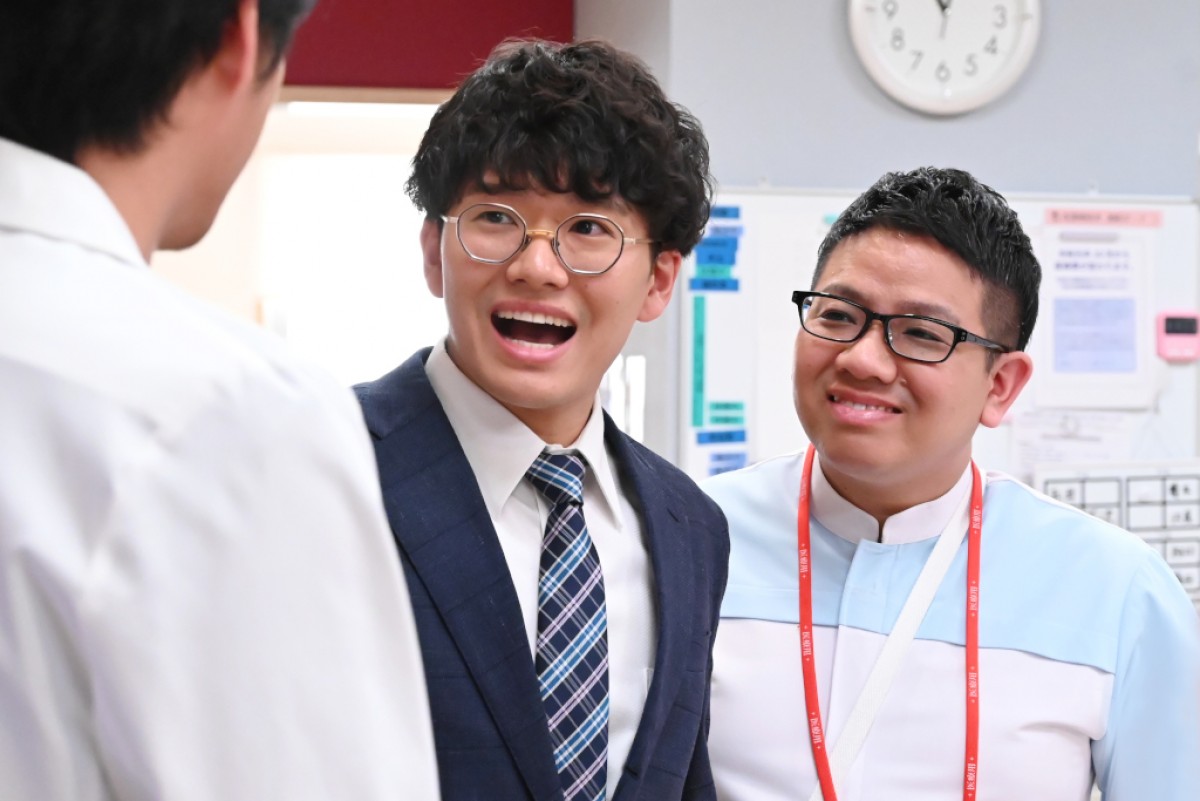 火曜ドラマ『恋はつづくよどこまでも』最終話で兄弟でのドラマ初共演を果たすミキの (左から)亜生、昴生の場面写真