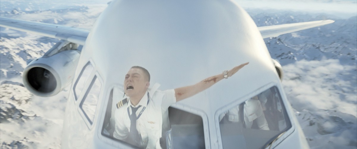 高度1万メートル、操縦室から副操縦士の体が外へ！『フライト・キャプテン』公開決定