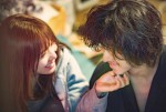 【写真】映画『劇場』より、永田（山崎）が沙希（松岡）家でくつろぐ姿