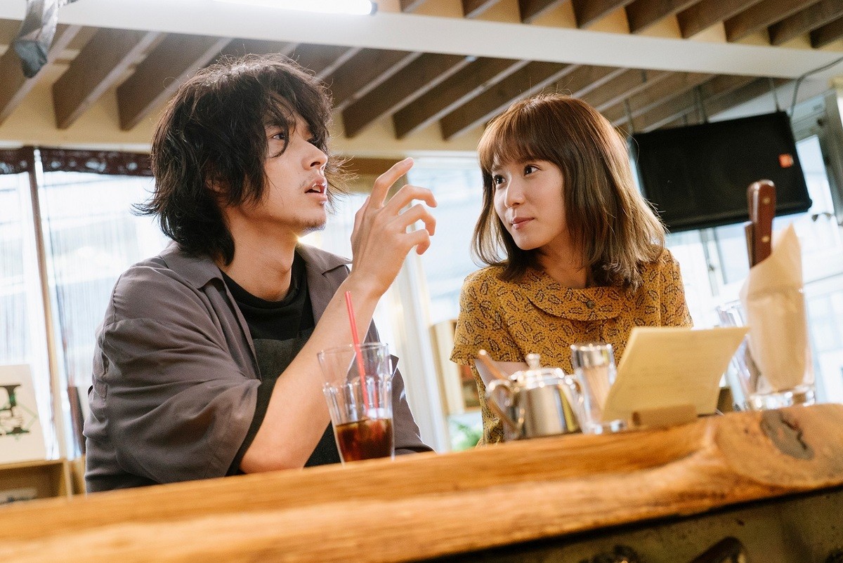 山崎賢人＆松岡茉優、笑顔の中に垣間見える孤独…『劇場』場面カット公開
