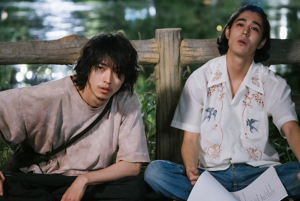 山崎賢人＆松岡茉優、笑顔の中に垣間見える孤独…『劇場』場面カット公開