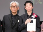 第1回 大島渚賞 授賞式に登場した坂本龍一、小田香監督