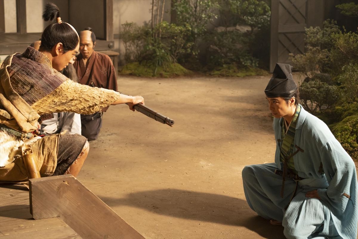 （左から）染谷将太、長谷川博己 『麒麟がくる』第10回「ひとりぼっちの若君」より
