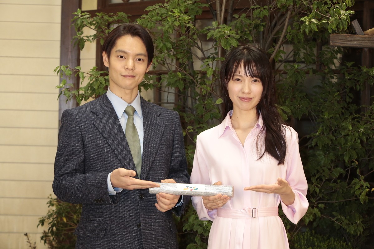 戸田恵梨香、窪田正孝に“エール”　朝ドラバトンタッチで信楽焼の夫婦茶碗プレゼント