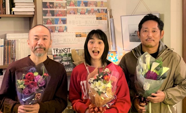 月刊「映画秘宝」復活動画『HIHO RETURNS』クランクアップ写真（左から）塚本晋也監督、のん、入江悠監督
