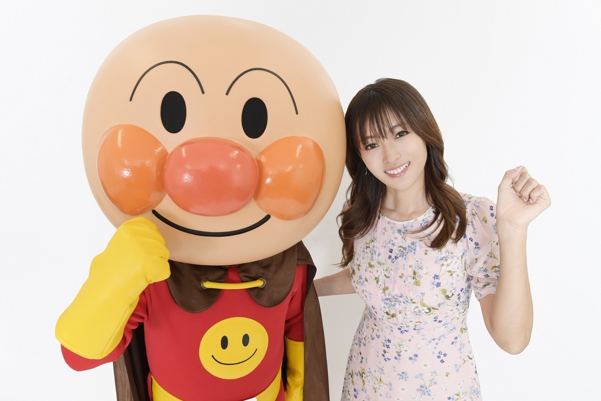 映画『それいけ!アンパンマン ふわふわフワリーと雲の国』アンパンマンと、ヒロインのフワリー役の深田恭子