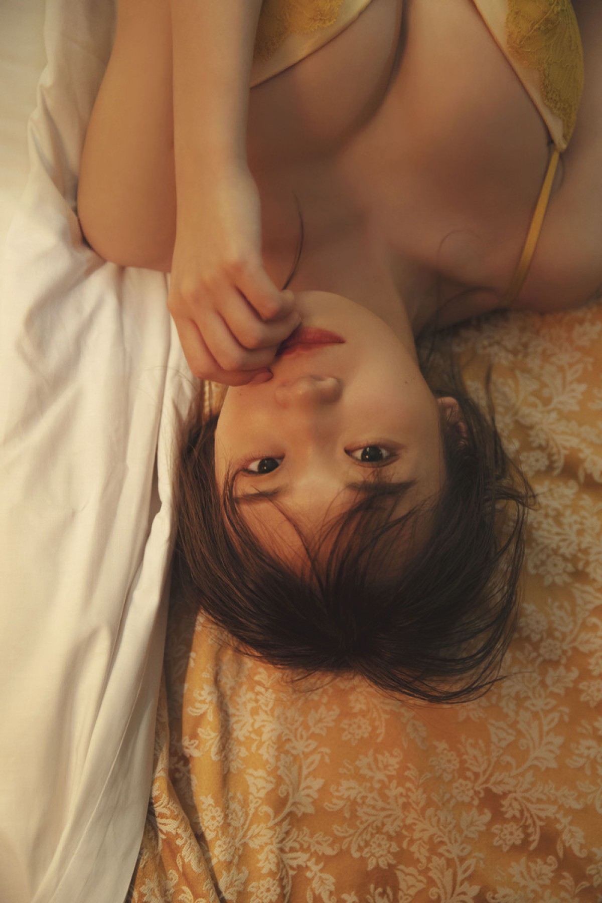 乃木坂46・秋元真夏、新ランジェリーカット公開　ローマのホテルで大人ボディー