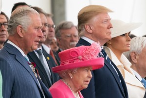 （左から）英チャールズ皇太子、英エリザベス女王、米トランプ大統領、米大統領夫人メラニア・トランプ（2019年）