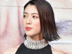 【写真】三吉彩花、美しいチャイナドレスでファイティングポーズ